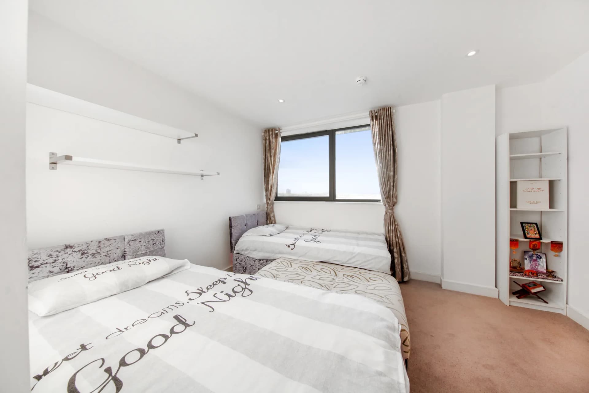 Flat 311 Ramsey House High road  - NVWxDPKujiHgmOkP4QGq